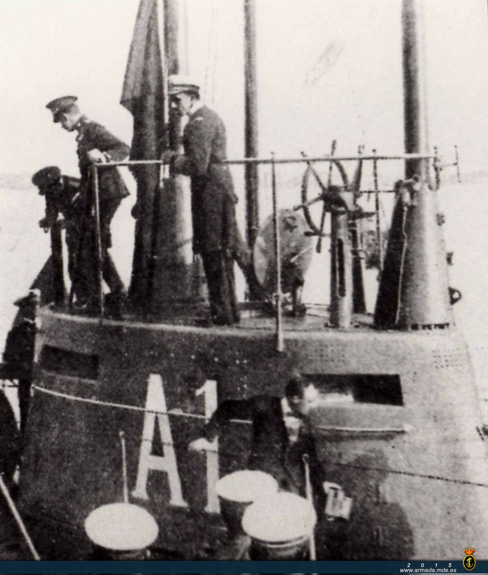Agosto de 1919, S.M. el Rey D. Alfonso XIII visita el A-1 en Santander. El Rey haría su primera navegación en inmersión con ocasión de esta visita.